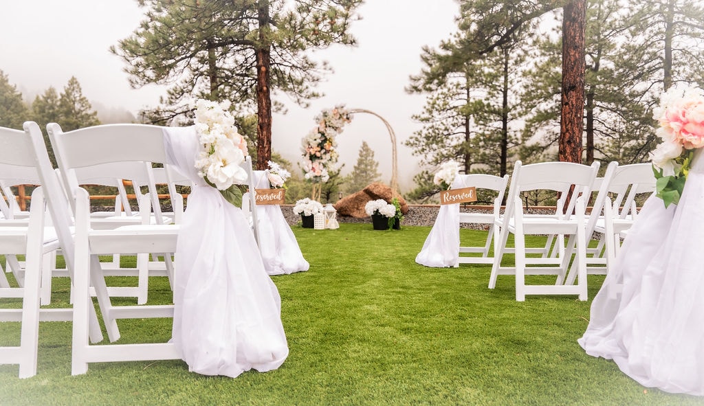 Elegant wedding lounge seating and décor